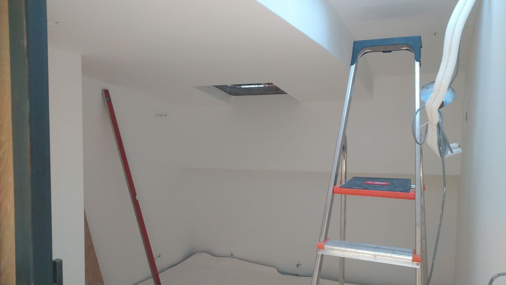 Woonkamer schilderen en reparatie