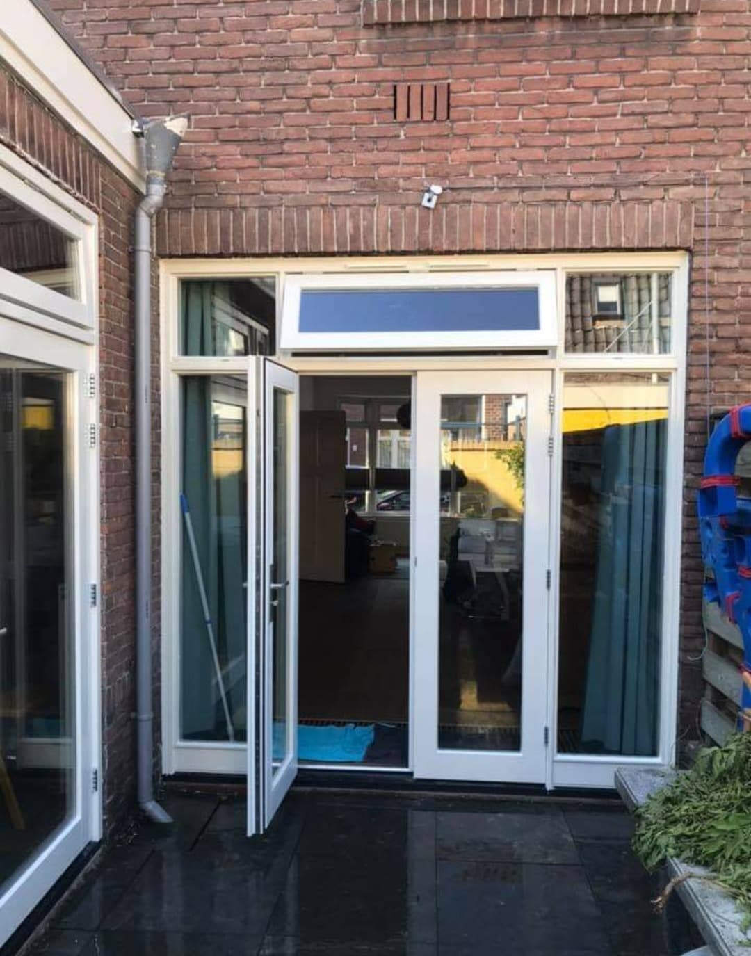 Buitenschilderwerk met nieuwe glazen deuren
